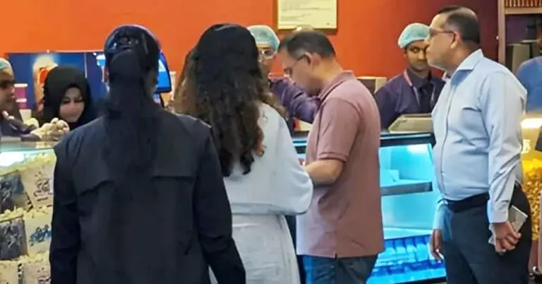 মেয়ে জাইমাকে নিয়ে প্রেক্ষাগৃহে প্রধানমন্ত্রী তারেক রহমান